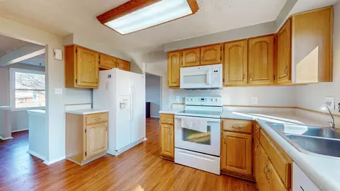 Kitchen - 609 Brentwood Dr E, Plainfield, IN 46168 photo 2 of 3