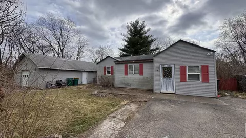 8 Locust Dr, Plainfield, IN 46168