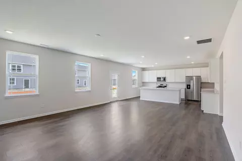 Living - 640 Blarney Dr, Pendleton, IN 46064 photo 2 of 4