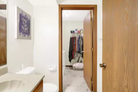 Bath - 8176 Pascal Ct, Indianapolis, IN 46268 photo 3 of 6