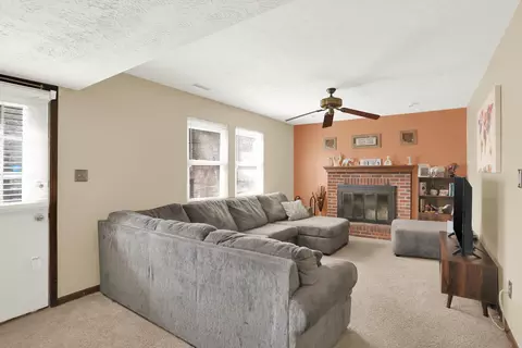 Living - 8176 Pascal Ct, Indianapolis, IN 46268 photo 4 of 8