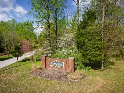 8716 Winslow Ct, Columbus, IN 47201