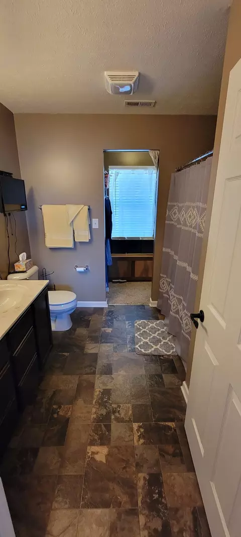 Bath - 4773 Marshall Dr, Plainfield, IN 46168 photo 2 of 4