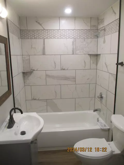 Bath - 538 Della Rd, Columbus, IN 47203 photo 2 of 3