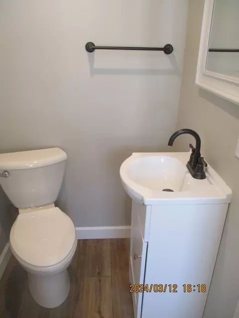 Bath - 538 Della Rd, Columbus, IN 47203 photo 3 of 3