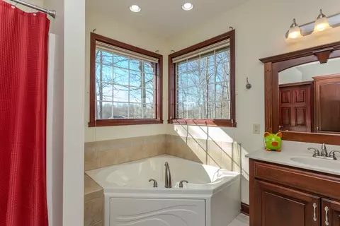 Bath - 7034 Bitternut Ln, Plainfield, IN 46168 photo 4 of 9