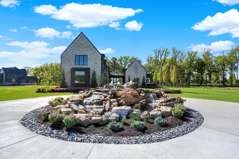 9475 Windy Hills Dr, Zionsville, IN 46077