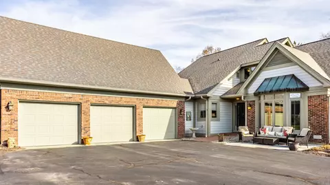 9345 Spring Forest Dr, Indianapolis, IN 46260