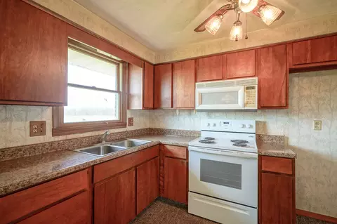 Kitchen - 8091 S 100 E, Pendleton, IN 46064 photo 1 of 3