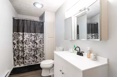 Bath - 2736 Streamside Dr, Columbus, IN 47203 photo 3 of 4