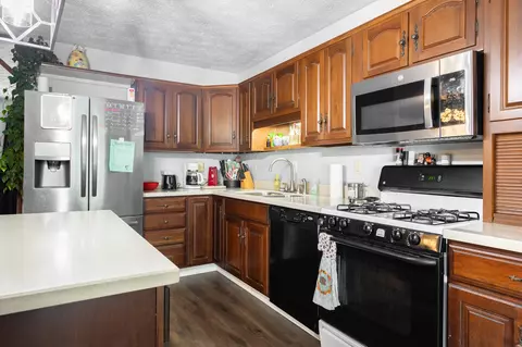 Kitchen - 2736 Streamside Dr, Columbus, IN 47203 photo 3 of 5