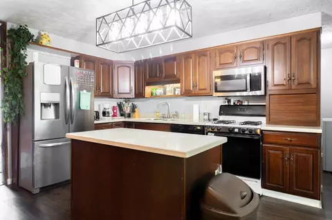 Kitchen - 2736 Streamside Dr, Columbus, IN 47203 photo 2 of 5