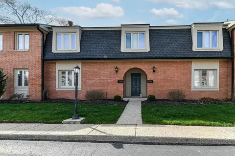 8518 Canterbury Sq W, Indianapolis, IN 46260