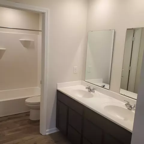 Bath - 650 Blarney Dr, Pendleton, IN 46064 photo 4 of 4