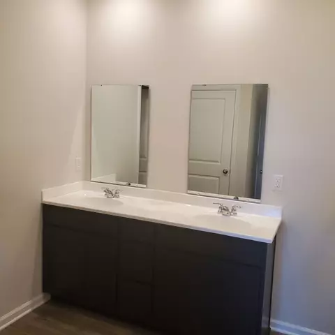 Bath - 650 Blarney Dr, Pendleton, IN 46064 photo 2 of 4