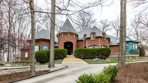 8211 Traders Hollow Ct, Indianapolis, IN 46278