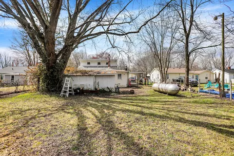 Exterior - 231 Della Rd, Columbus, IN 47203 photo 7 of 9