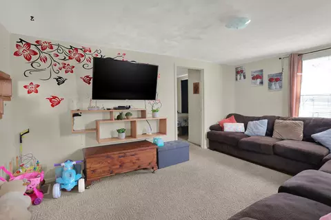 Living - 231 Della Rd, Columbus, IN 47203 photo 3 of 5