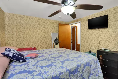 Bedroom - 231 Della Rd, Columbus, IN 47203 photo 3 of 9