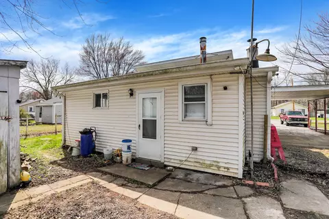 Exterior - 231 Della Rd, Columbus, IN 47203 photo 5 of 9