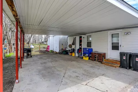 Exterior - 231 Della Rd, Columbus, IN 47203 photo 4 of 9