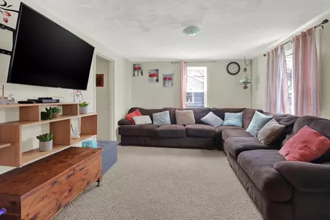 Living - 231 Della Rd, Columbus, IN 47203 photo 2 of 5