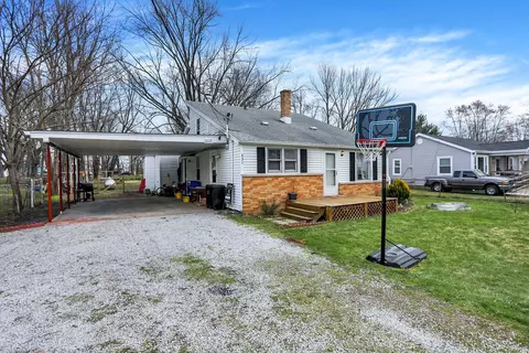 Exterior - 231 Della Rd, Columbus, IN 47203 photo 3 of 9