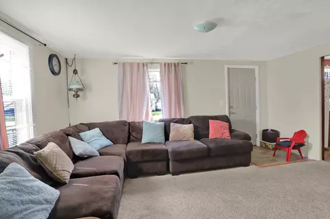 Living - 231 Della Rd, Columbus, IN 47203 photo 1 of 5