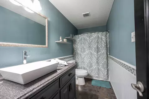 Bath - 9518 W Lantern Ln, Pendleton, IN 46064 photo 5 of 5