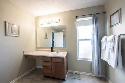 Bath - 9518 W Lantern Ln, Pendleton, IN 46064 photo 4 of 5