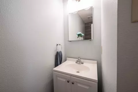 Bath - 9518 W Lantern Ln, Pendleton, IN 46064 photo 1 of 5