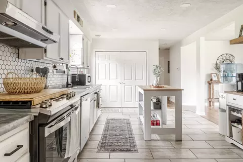 Kitchen - 2455 Centennary Dr, Carmel, IN 46032 photo 6 of 6