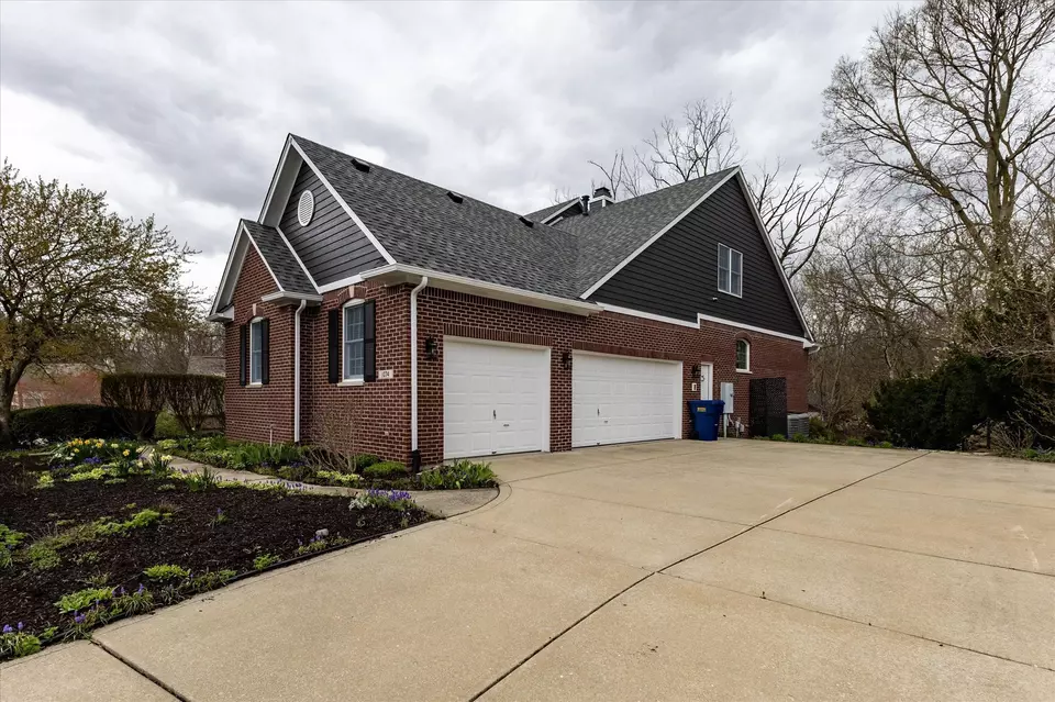  1074 Sullivans Rdg, Zionsville, IN 46077 photo 3