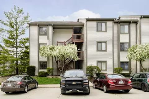 8168 Shorewalk Dr #E, Indianapolis, IN 46236