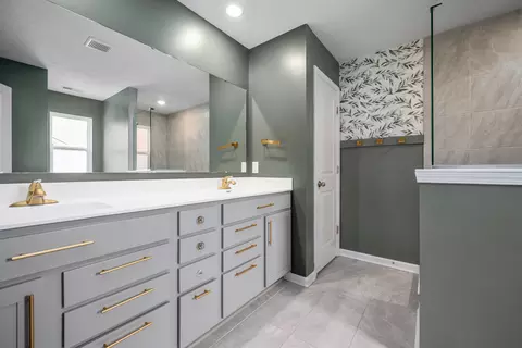 Bath - 362 Mallard Dr, Pendleton, IN 46064 photo 1 of 4