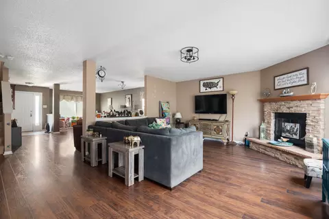 Living - 8240 S Evening Dr, Pendleton, IN 46064 photo 2 of 4