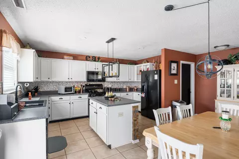 Kitchen - 8240 S Evening Dr, Pendleton, IN 46064 photo 2 of 2