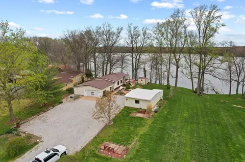 4527 Upper South Point Dr, Loogootee, IN 47553