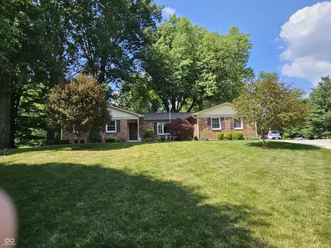 6804 Lakeshore Dr, Avon, IN 46123