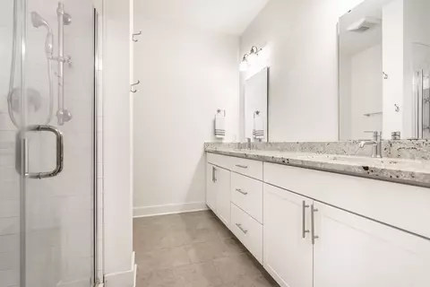 Bath - 622 E 10th St #211, Indianapolis, IN 46202 photo 1 of 2