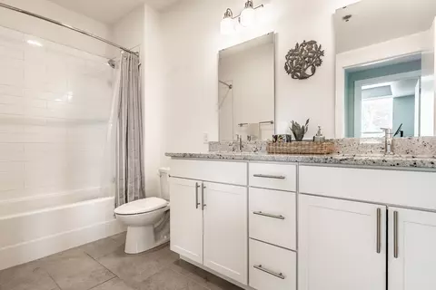 Bath - 622 E 10th St #211, Indianapolis, IN 46202 photo 2 of 2