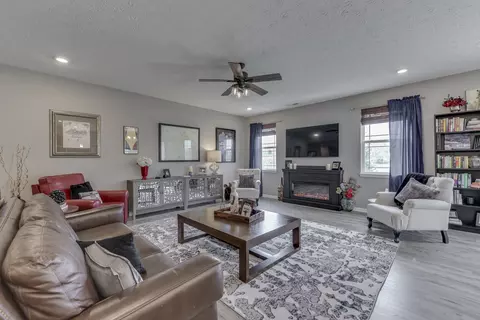 Living - 6752 Greeson Ln, Plainfield, IN 46168 photo 2 of 3
