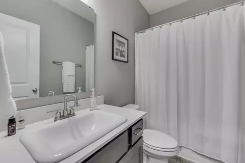 Bath - 6752 Greeson Ln, Plainfield, IN 46168 photo 3 of 4
