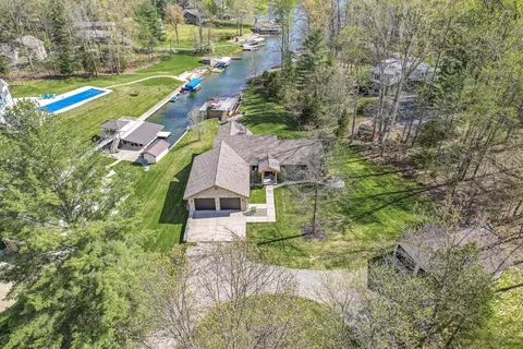 5211 S Poplar Dr, Columbus, IN 47201