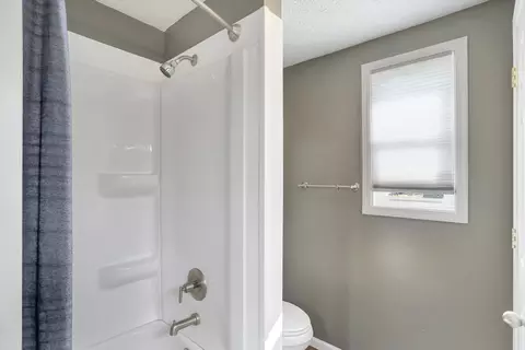 Bath - 213 Ann Ave, Pendleton, IN 46064 photo 6 of 6