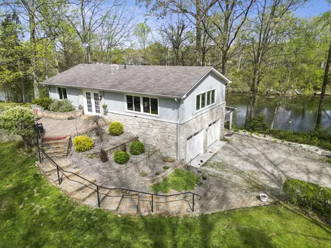 5855 Paradise Dr, Martinsville, IN 46151