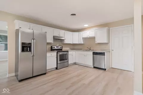 Kitchen - 1911 Timbercrest Dr, Columbus, IN 47203 photo 2 of 4