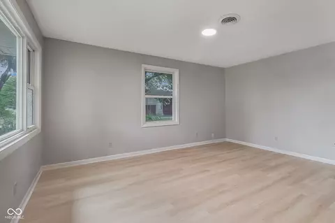 Living - 1911 Timbercrest Dr, Columbus, IN 47203 photo 3 of 7