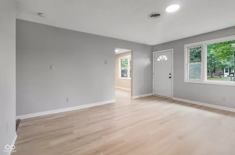 Living - 1911 Timbercrest Dr, Columbus, IN 47203 photo 2 of 7
