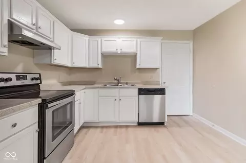 Kitchen - 1911 Timbercrest Dr, Columbus, IN 47203 photo 3 of 4